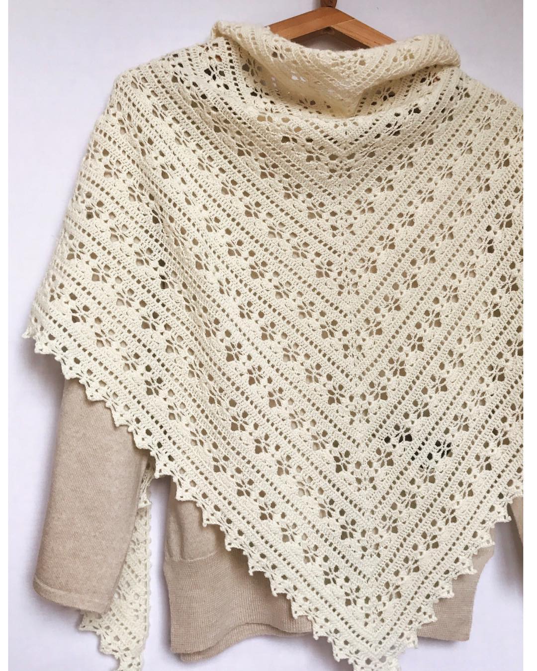 Easy and Cute FREE Crochet Shawl for beginner Ladies - Beauty Crochet
